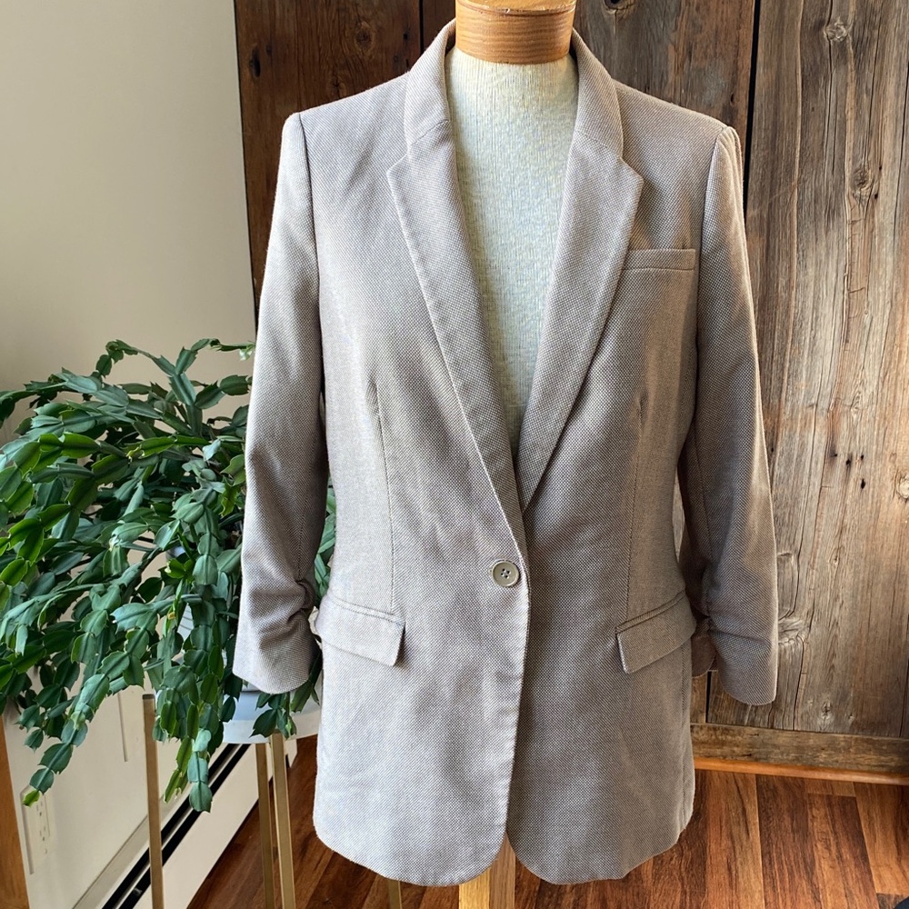 The limited women’s tan white tweed blazer rouched sleeves, one button Sz M